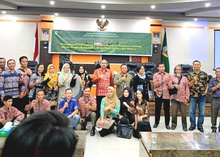 Foto bersama kegiatan temu teknis penyuluh pertanian se- Kabupaten Sintang, Rabu. (ist)