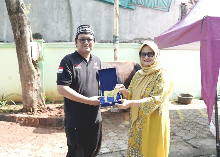 Presiden Direktur & CEO XL Axiata, Dian Siswarini (kanan) menyerahkan secara langsung hewan kurban miliknya kepada Ketua DKM Musholla An-Nur Syafa'at, Achmad Ekawinardi (kiri) di Kelurahan Pasar Manggis, Kecamatan Setiabudi, Jakarta Selatan, Senin. (ist)