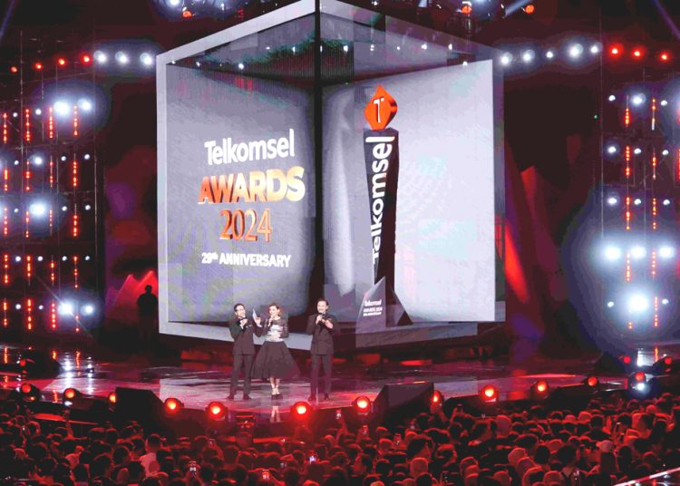 Telkomsel memberikan penghargaan Telkomsel Awards 2024 kepada sederet talenta kreatif digital favorit Indonesia di bidang musik, konten digital, dan esports. (ist)