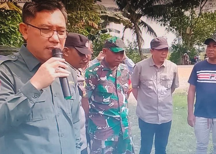Kepala Dinas Tanaman Pangan dan Hortikultura (TPH) Provinsi Kalimantan Barat, Ir, Florentinus Anum, M.Si (kiri) mencanangkan Germas pemasangan Rubuha secara serentak di Kalimantan Barat, Sabtu. (youtube)