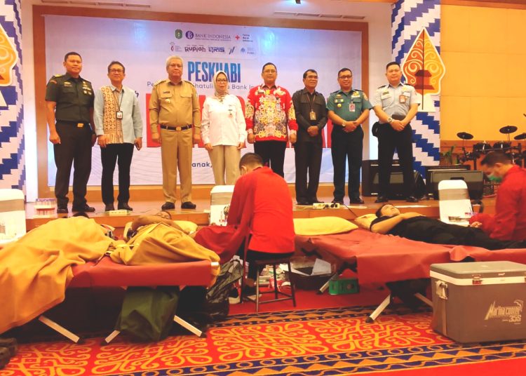 Kegiatan donor darah dalam rangkaian peringatan HUT BI ke 71 dengan target seribu pendonor digelar pada puncak PESKHABI (Pekan Sosial Khatulistiwa Bank Indonesia, Selasa.(mb)