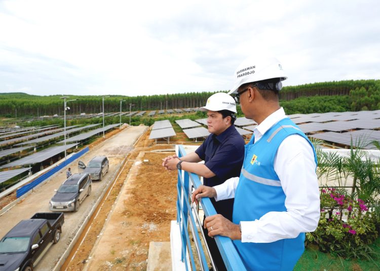 Menteri BUMN Erick Thohir (kiri) bersama Direktur Utama PLN Darmawan Prasodjo (kanan) saat meninjau pembangkit listrik tenaga surya (PLTS) Ibu Kota Nusantara, di Penajam Paser Utara, Kalimantan Timur, Sabtu. (ist)