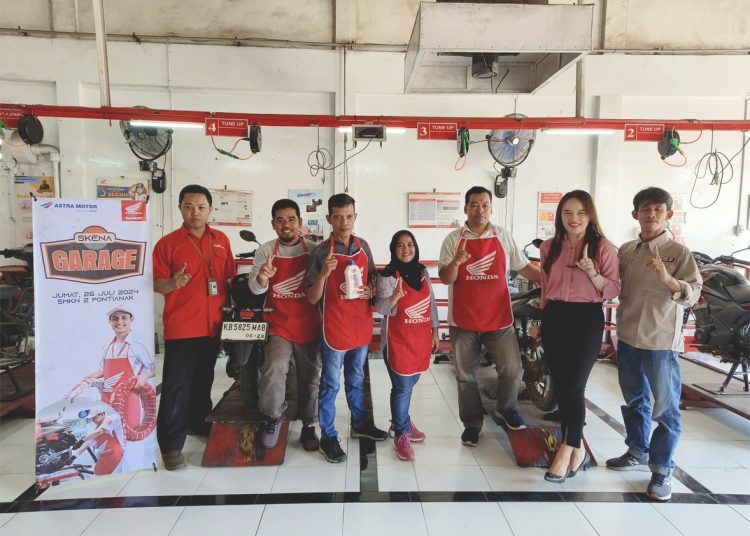 Foto bersama jurnalis dan Asmo Kalbar dalam acara Skena Garage di Pontianak.(ist)