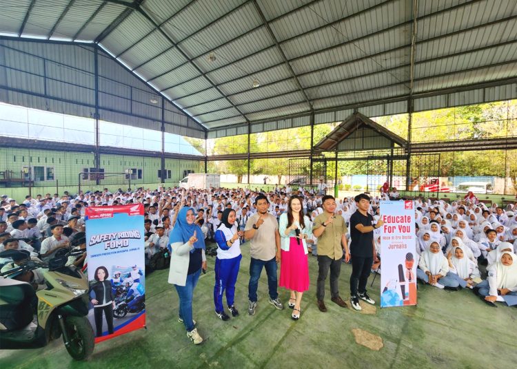 Foto bersama isntruktur safety riding Asmo Kalbar bersama jurnalis dan siswa siswi dalam kegiatan #Cari_aman Safety Riding - Fomo di Pontianak. (ist)