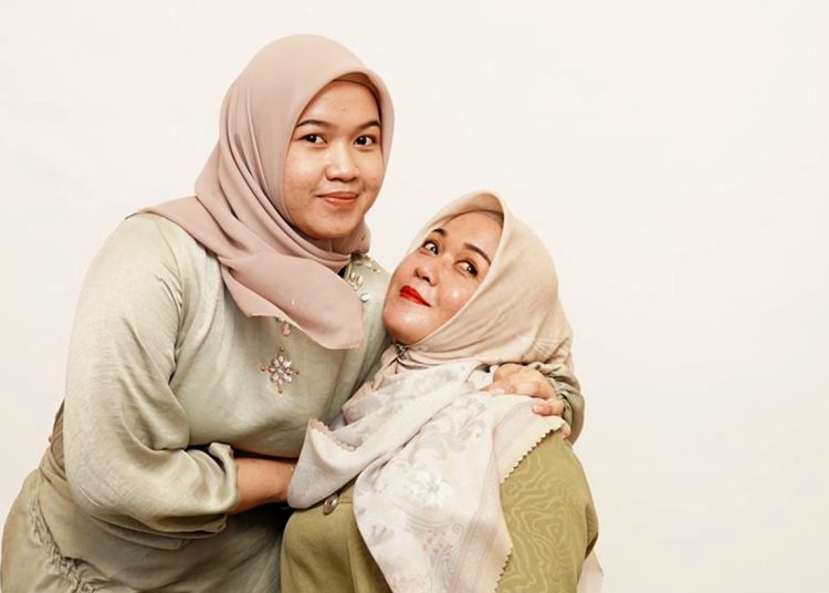 Lesly Fatimah Hatta (kiri) bersama sang bunda yang mendukung usaha dimsum mininya. (ist)