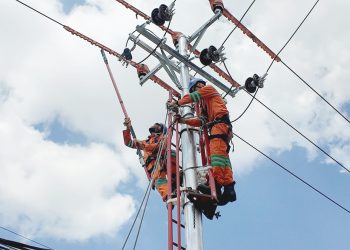 Jaga Listrik Tetap Menyala, Tim PDKB PLN UID Kalbar Lakukan Pekerjaan Dalam Keadaan Listrik Bertegangan