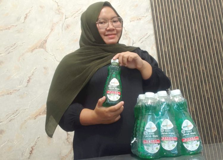 Neni Octavianti S.IP, owner sabun cuci piring MonLight 1001 Jeruk Nipis.(matra)