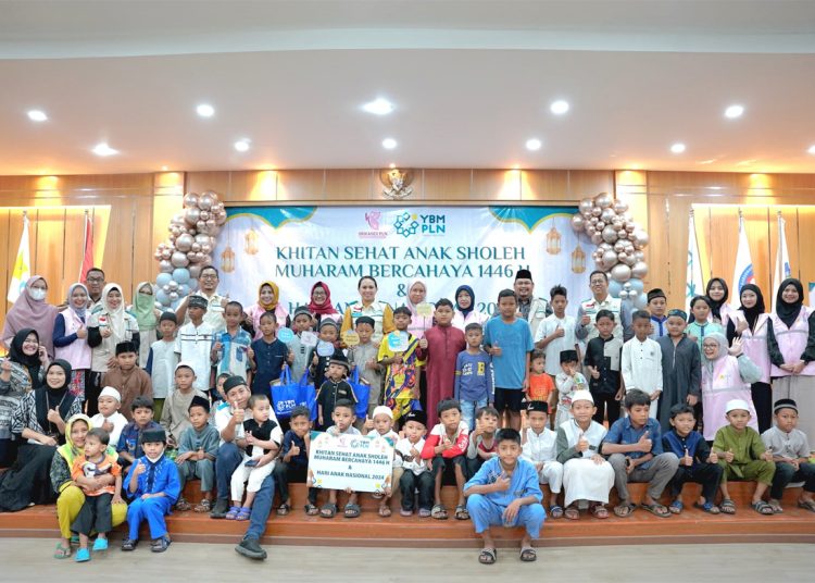 Foto Bersama pada acara Khitan Sehat Anak Sholeh, Muharam Bercahaya 1446 H dan Hari Anak Nasional" yang dilaksanakan di PLN UP3 Pontianak, Jumat. (ist)