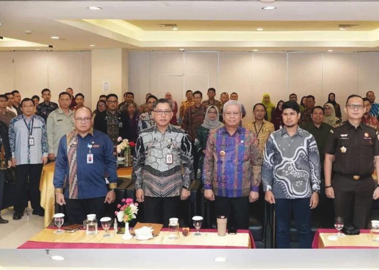 Foto bersama pada kegiatan Rapat Koordinasi Pengawasan Pupuk dan Pestisida di Aston Hotel Pontianak, Kamis.(ist)
