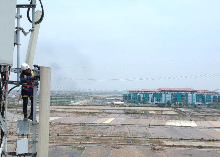 Teknisi jaringan XL Axiata bekerja di BTS di dekat Stadion Gelora Bung Tomo, Kota Surabaya. (ist)