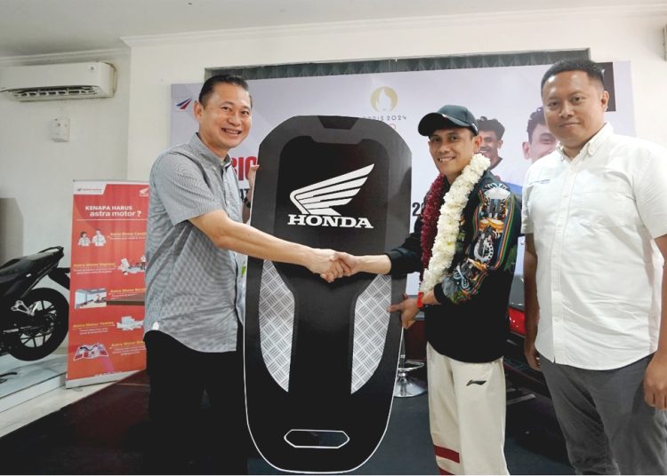 Veddriq Leonardo peraih emas panjat tebing Olimpiade Paris 2024 dihadiahi motor PCX 160 oleh Honda Kalbar saat kepulangannya di Pontianak, Kalbar, Rabu.(ist)