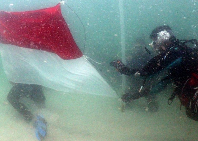 Pengibaran bendera Merah Putih di dasar laut Pulau Lemukutan Kabupaten Bengkayang, Kalbar memperingati HUT RI ke 79, Sabtu.(ist)