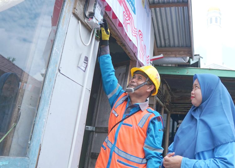Rona bahagia terpancar dari wajah Jumaidah (kanan) penerima manfaat program Light Up The Dream di Kecamatan Gandus, Palembang  oleh petugas PLN.(ist)