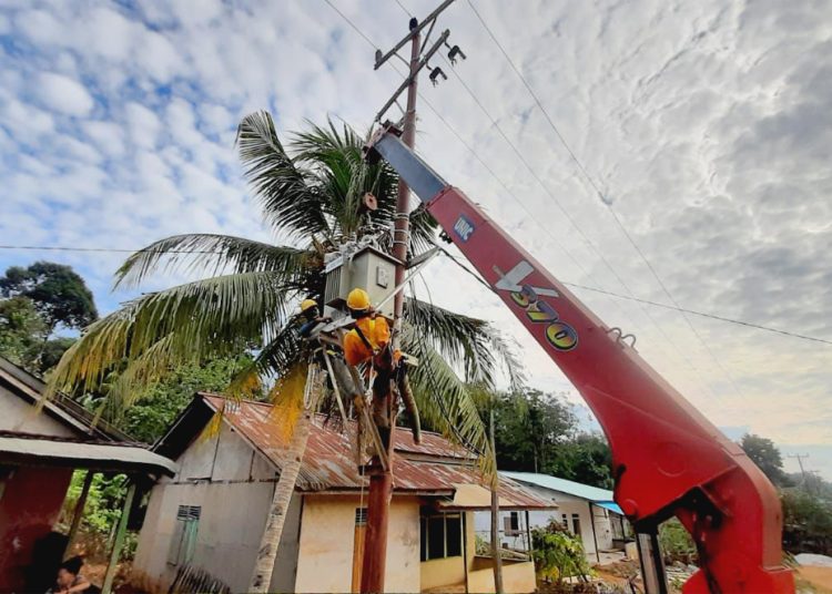 Petugas PLN melakukan pemasangan trafo menggunakan crane pada proyek lisdes di Desa Sukabangun, Kabupaten Bengkayang, Kalimantan Barat.(ist)