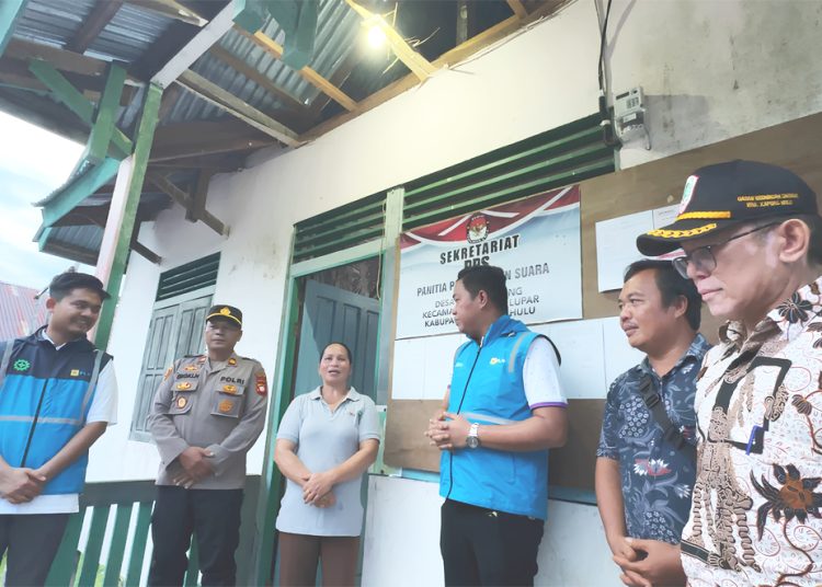 Manager PLN UP3 Sanggau, Hendy Gita Wedhatama (ke tiga dari kanan) berinteraksi dengan salah satu warga Desa Sungai Ajung.(ist)