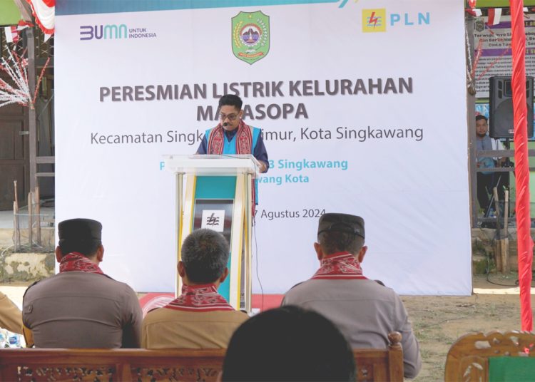 Manager PLN UP3 Singkawang, Martinus Irianto Pasensi pada kegiatan peresmian listrik di Kelurahan Maya Sopa, Kecamatan Singkawang Timur, Kota Singkawang, Kalimantan Barat. (ist)