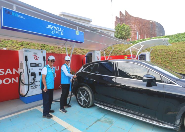 Dirut PLN, Darmawan Prasodjo (kanan) dan General Manager PLN Unit Induk Distribusi Kalimantan Timur dan Kalimantan Utara, Agung Murdifi (kiri) saat melakukan inspeksi kesiapan salah satu lokasi Stasiun Pengisian Kendaraan Listrik Umum (SPKLU) yang terletak di Kementerian Sekretariat Negara di IKN.(ist)
