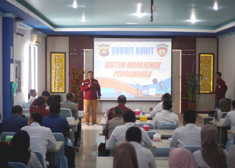 Dwi Agus Purnomo pemateri dari Polres Ketapang menyampaikan apa saja yang ada pada prosedur pengamanan di lingkungan kantor PLN UP3 Ketapang. (ist)