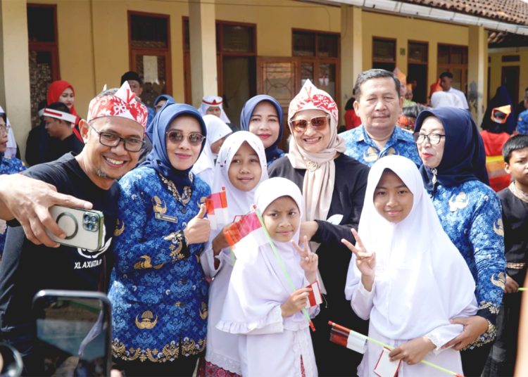 Presiden Direktur & CEO XL Axiata, Dian Siswarini (tengah), dan Group Head Central Region XL Axiata, Arif Farhan Budiyanto (kiri) pada penyerahan bantuan secara simbolis kepada perwakilan Sekolah Luar Biasa (SLB) C Yayasan Karya Bhakti Garut dan SLB Negeri B Garut, Sabtu. (ist)