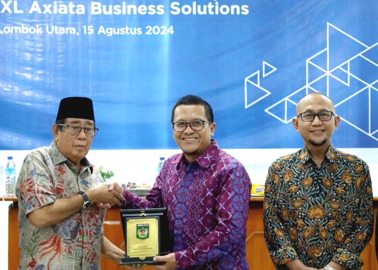 (ki-ka) Bupati Lombok Utara, H. Djohan Sjamsu, SH, Chief Enterprise Business Officer XL Axiata, Feby Sallyanto dan Head Regional Enterprise & Channel Management XL Axiata, Varid Airlangga saat penandatanganan MoU penerapan beragam solusi  atau ICT yang terintegrasi di Kantor Bupati Lombok Utara, Nusa Tenggara Barat, Kamis. (ist)