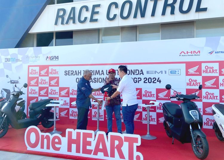 Honda EM1 e: mencetak sejarah sebagai sepeda motor listrik resmi pertama yang mendukung ajang balap bergengsi dunia MotoGP. (ist)
