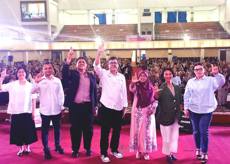 Chief Corporate Affairs XL Axiata, Marwan O. Baasir (tengah), Group Head XL Axiata West Region, Desy Sari Dewi (paling kanan), dan Dr. Ir. Nofialdi, M.Si., kepala UPT Kewirausahaan dan Karir UNAND  (ketiga dari kiri), saat acara Program Sisternet Goes To Campus di UNAND, Padang.(ist)