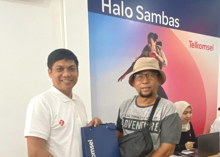 General Manager Consumer Business Region Kalimantan Telkomsel Muhammad Asrullah menyapa dan melayani pelanggan di GraPARI Sambas dan GraPARI Singkawang.(ist)
