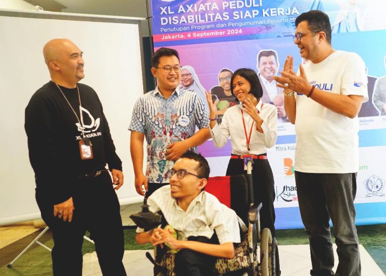 Chief Corporate Affairs XL Axiata, Marwan O. Baasir (paling kanan) bersama Chief Human Capital Officer XL Axiata, M. Hira Kurnia (paling kiri) foto bersama perwakilan penyandang disabilitas terpilih program magang XL Axiata di Jakarta, Rabu.(ist)