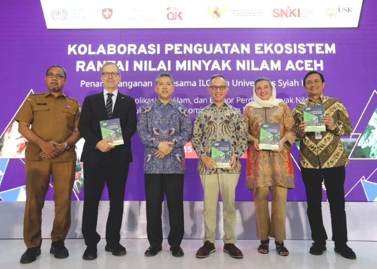 Ki-ka :  Zaini, S.Sos, MM Kepala Biro Perekonomian Setda Aceh, Olivier Zehnder, Duta Besar Swiss untuk Indonesia, Timor-Leste dan ASEAN, Prof. Dr. Ir. Marwan, Rektor Universitas Syiah Kuala, Mahendra Siregar, Ketua Dewan Komisioner OJK, Simrin Singh, Direktur ILO untuk Indonesia dan Timor-Leste, Dr. Erdiriyo, Asisten Deputi Bidang Inklusi Keuangan & Keuangan Islam dari Kementerian Koordinator Bidang Perekonomian. (foto ilo)