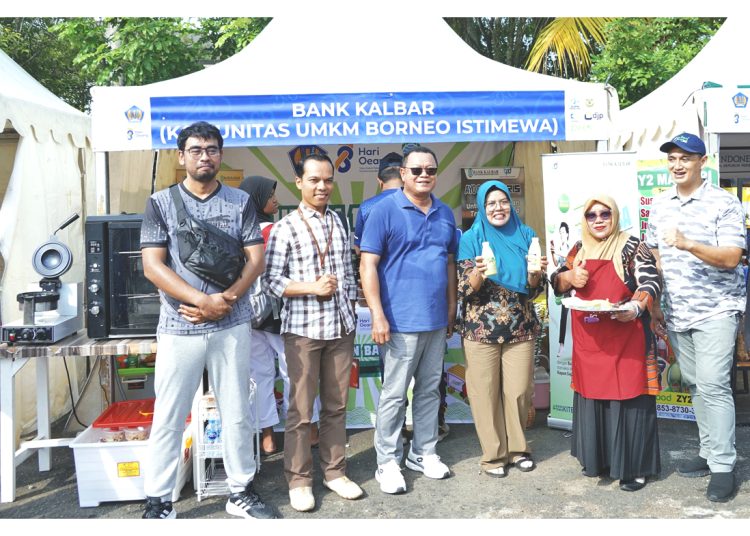 Direktur Utama Bank Kalbar H. Rokidi (kaos biru) dalam kegiatan UMKM Expo di Pontianak, Jumat. (ist)