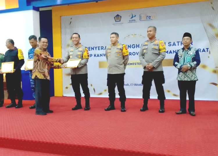 Kanwil DJPB Kalbar mengapresiasi dan memberikan penghargaan kepada Satker Kementerian/Lembaga terbaik dalam kinerja pelaksanaan anggaran semester 1 Tahun 2024, Kamis. (mb)