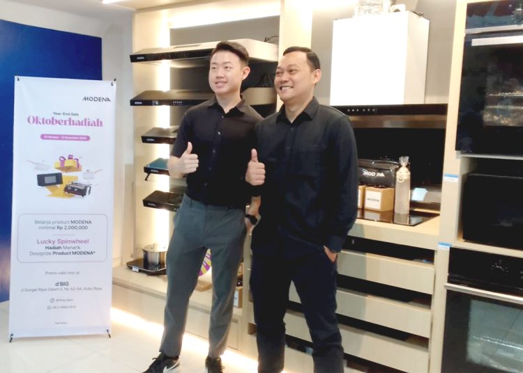 Ferdy Sudarman Branch Manager Modena Pontianak Kalimantan Barat (kanan). (ist)