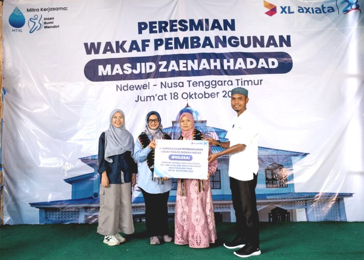 Presiden Direktur & CEO XL Axiata, Dian Siswarini (tengah kiri) dan Sekretaris Daerah Manggarai Barat, Fransiskus Sales Sodo (tengah kanan) didampingi manajemen XL Axiata dan dan MTXL pada saat meresmikan Masjid Zaenah Hadad di Kampung Ndewel, Kecamatan Mbeliling, Kabupaten Manggarai Barat, Nusa Tenggara Timur, Jumat. (ist)