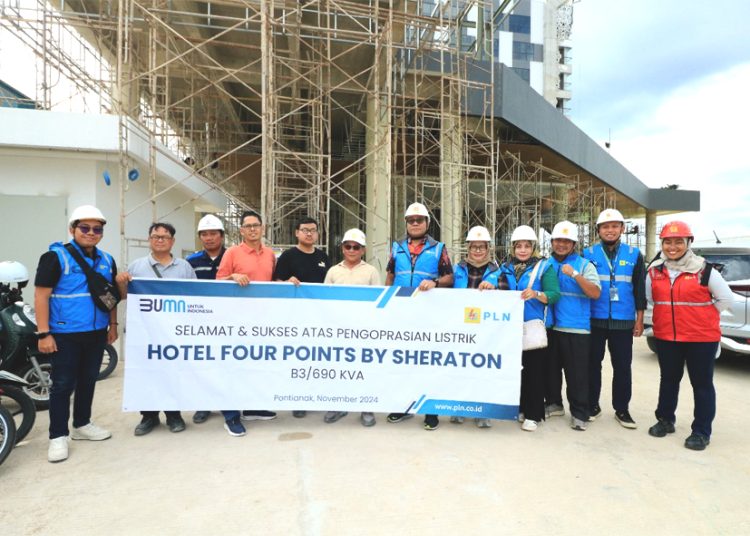 Manajemen PLN UP3 Pontianak dan Manajemen Hotel Four Points foto bersama dalam kegiatan penyalaan Perdana listrik untuk Hotel Four Points. (ist)