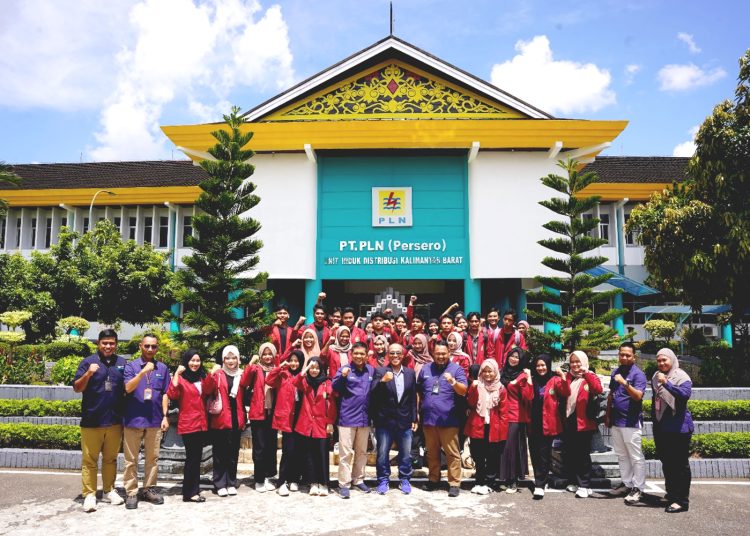 Foto bersama mahasiswa Universitas Muhammadiyah Pontianak dan manajemen PLN UID Kalbar. (ist)