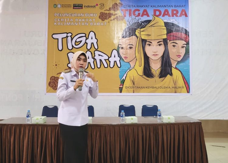 Kepala Dinas Pendidikan dan Kebudayaan (Disdikbud) Kalimantan Barat, Rita Hastarita saat sosialisasi Buku Cerita Rakyat Kalimantan Barat di ruang Theater SMAN 1 Pontianak Rabu.(ist)
