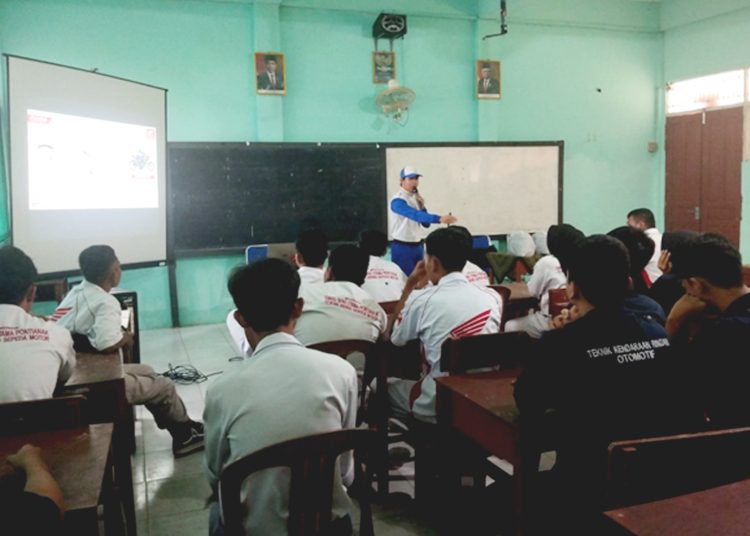 Edukasi safety riding #Cari_aman Asmo Kalbar mengunjungi siswa-siswi di SMK Bina Utama Pontianak.(ist)