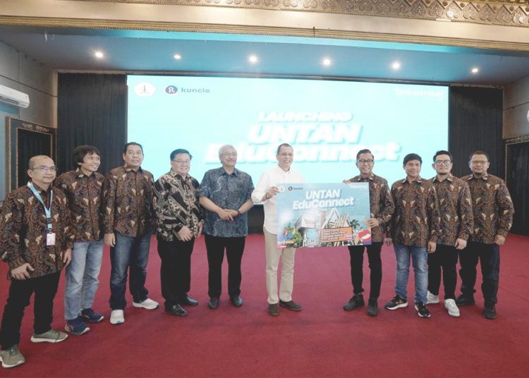 Telkomsel berkolaborasi bersama Universitas Tanjungpura Pontianak menghadirkan seminar edukasi dengan tema Unlocking Personal Value With Tech and Mindset: A Path to Career Readiness yang diikuti sekira 900 mahasiswa berprestasi pada Jumat. (ist)