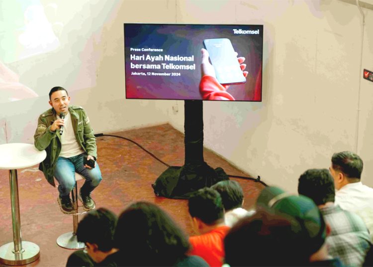 VP Corporate Communications & Social Responsibility Telkomsel, Saki H. Bramono, mengingatkan pentingnya menjaga koneksi bermakna dengan keluarga, khususnya orang tua, yang sering kali merindukan percakapan sederhana dengan anak-anak mereka.(ist)