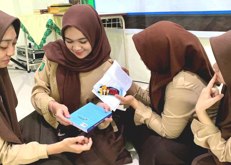 Buku cerita rakyat Kalimantan Barat, Tiga Dara yang ditulis kembali oleh A.Halim R membuka cakrawala baru bagi Gen Z.(mb)