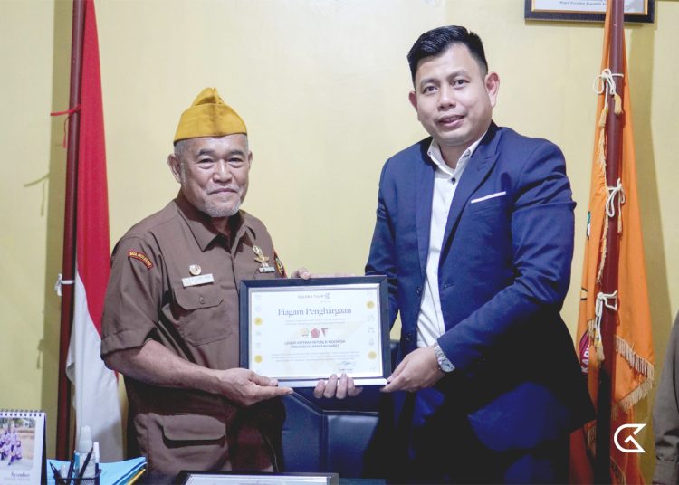 General Manager Hotel Golden Tulip Pontianak, Bangkit Ciptadi memberi apresiasi  ke LVRI. (ist)
