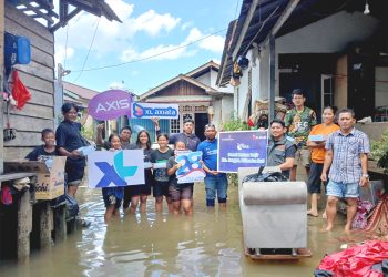 XL Axiata Salurkan Bantuan untuk Korban Banjir di Kalbar dan Kalteng