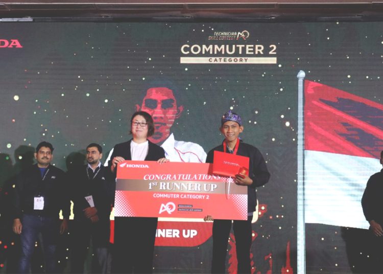 Agung Prasetyo (kanan) menerima penghargaan dari Senior Manager of Motorcycle Service Division Asian Honda Motor, Prasert Vichitkulsawat (kiri) setelah menjadi juara pertama kategori Commuter 1 digelaran Honda Asia & Oceania Motorcycle Technician Skill Contest (AOC) 2024, Filipina. (ist)