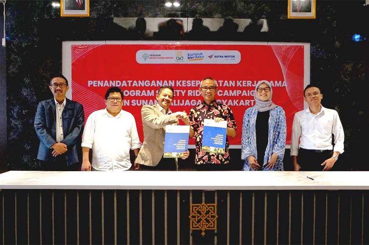 Kegiatan Safety Riding Awareness dibuka oleh Rektor UIN SUKA Prof. Noorhaidi Hasan S.Ag, MA, M. Phill, Ph.D bersama Ketua Yayasan AHM Ahmad Muhibbuddin di UIN SUKA Yogyakarta. (ist)