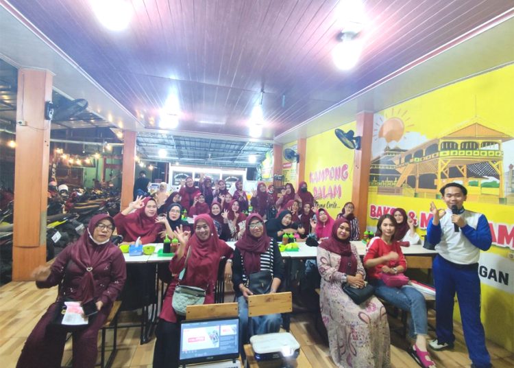 Kegiatan Safety Riding Asmo Kalbar bersama komunitas ibu-ibu senam Saigon di Pontianak. (ist)