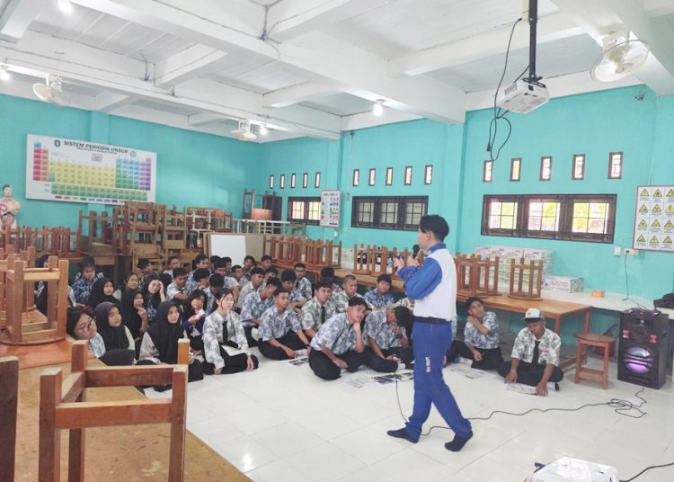 Edukasi safety riding di SMAN 1 Sungai Pinyuh, Kalbar.(ist)