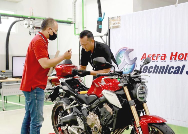 Teknisi sepeda motor Honda perwakilan PT Astra Honda Motor (AHM) siap menunjukkan performa terbaiknya dalam gelaran Honda Asia & Oceania Motorcycle Technician Skill Contest (AOC) di Honda Philippines Main Office Building, Batangas, Filipina. (ist)
