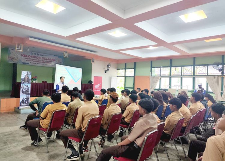 Edukasi safety riding Asmo Kalbar di SMAN 5 Pontianak. (ist)