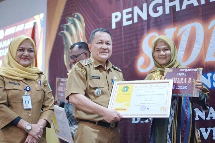 Kepala Disnakertrans Provinsi Kalimantan Barat, Drs. Hermanus M.Si menyerahkan Penghargaan Siddhakarya 2024 kepada Mashita Pemilik UMKM 101 Coffee House Binaan TJSL PLN UID Kalbar, Senin.(ist)
