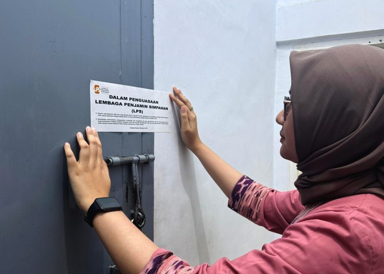 Tim Likuidasi LPS memasang pengumuman Tindak Lanjut Cabut Izin Usaha PT BPR Duta Niaga Pontianak. (ist)